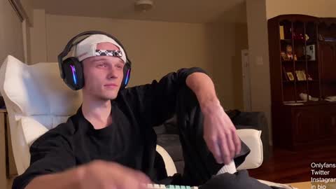 Snapshot of babyfacenorth chatting on 12-19-24, 04:45 Big cock boy online show from 12-19-24, 04:45