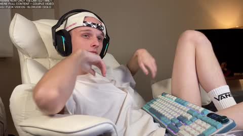 Snapshot of babyfacenorth chatting on 12-24-24, 06:44 Big cock boy online show from 12-24-24, 06:44