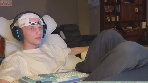 Snapshot of babyfacenorth chatting on 01-11-25, 10:40 Big cock boy online show from 01-11-25, 10:40