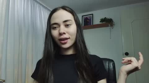 Snapshot of babyprincesstalia chatting on 02-14-25, 10:36 Talia online show from 02-14-25, 10:36