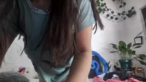 Snapshot of babyymango_ chatting on 12-22-25, 02:47 Gisselle online show from 12-22-25, 02:47