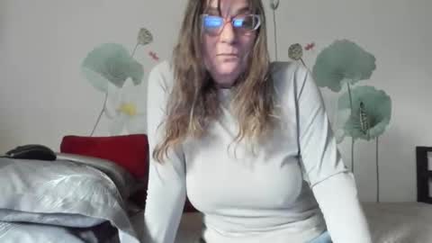 Snapshot of badgg chatting on 12-18-25, 01:39 Gina online show from 12-18-25, 01:39