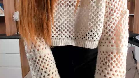 Snapshot of barrieyounkers chatting on 12-15-25, 01:21 Elise online show from 12-15-25, 01:21