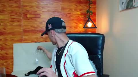 Snapshot of bastiaan_28 chatting on 12-28-24, 04:19 Bastian online show from 12-28-24, 04:19