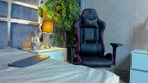 Bastian Independent Model online show from 09-20-25, 10:00