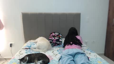 Snapshot of bat_777 chatting on 10-28-25, 12:58 Aron online show from 10-28-25, 12:58