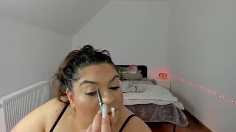 Snapshot of bbwevva chatting on 10-27-25, 02:32 EvaEmi online show from 10-27-25, 02:32