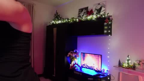 Snapshot of beatricefawne chatting on 12-23-24, 09:08 Bzzz Bea online show from 12-23-24, 09:08