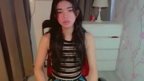 Snapshot of beautifultrixie chatting on 05-15-26, 03:35 TRIXIE online show from 05-15-26, 03:35