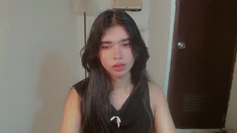 Snapshot of beautifultrixie chatting on 05-18-26, 04:07 TRIXIE online show from 05-18-26, 04:07