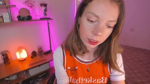 Snapshot of beautyeliise chatting on 02-09-25, 03:01 Eliise online show from 02-09-25, 03:01
