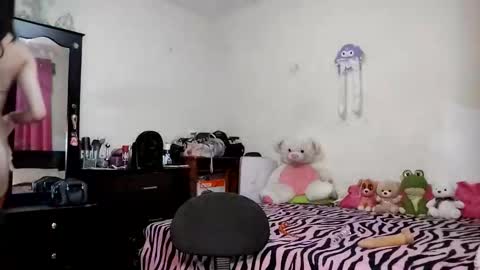 Snapshot of beautyqueen__ chatting on 11-07-25, 02:22 BeautyMaffe online show from 11-07-25, 02:22