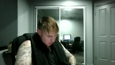 Snapshot of beelzebubxo chatting on 10-18-25, 10:05 beelzebubxo online show from 10-18-25, 10:05