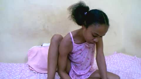 bella193999 online show from 12-17-25, 08:04