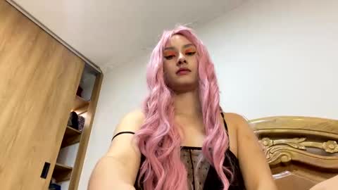 Snapshot of bella__w chatting on 10-24-25, 02:19 Zia online show from 10-24-25, 02:19