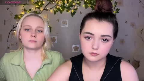 bella_and_alice online show from 05-01-26, 04:33