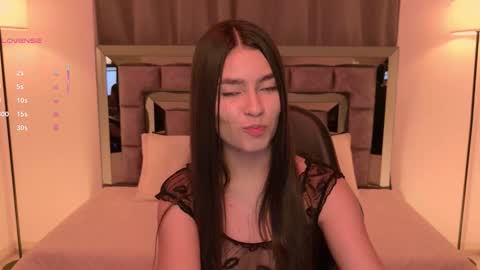 Snapshot of bella_clark2 chatting on 12-20-25, 04:08 Bella online show from 12-20-25, 04:08