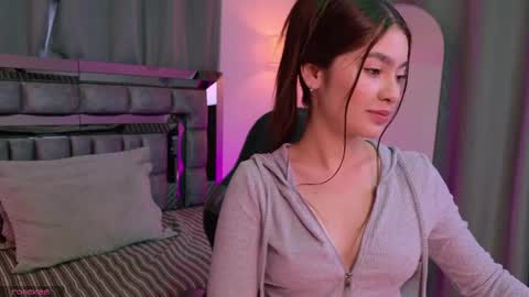 Snapshot of bella_clark2 chatting on 04-16-26, 01:23 Bella online show from 04-16-26, 01:23