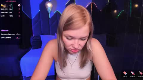 Snapshot of bella_cosmos chatting on 10-22-25, 09:31 Bella online show from 10-22-25, 09:31