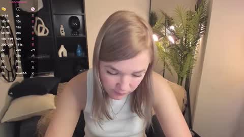 Snapshot of bella_cosmos chatting on 10-24-25, 06:10 Bella online show from 10-24-25, 06:10