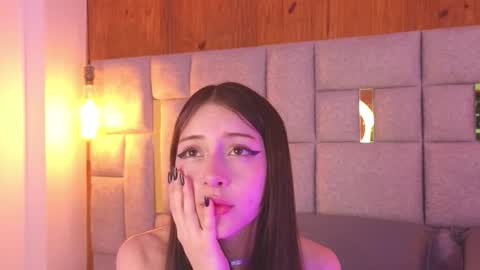 Snapshot of bella_kitty_ chatting on 11-28-25, 03:31 Bella online show from 11-28-25, 03:31