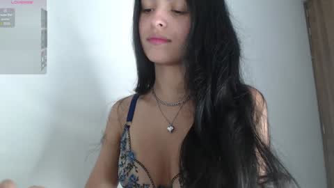 Snapshot of bella_musee chatting on 01-08-25, 12:17   online show from 01-08-25, 12:17