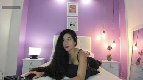 Bella Ponce  online show from 01-04-25, 03:07