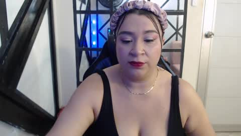 Snapshot of bella_sweet_01 chatting on 10-11-25, 12:15 BELLA online show from 10-11-25, 12:15