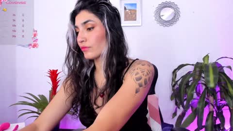 Snapshot of bella_thorne3 chatting on 01-21-25, 08:00 Bella online show from 01-21-25, 08:00