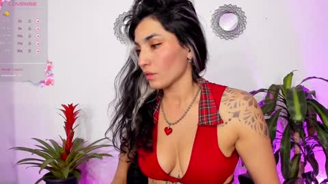 Snapshot of bella_thorne3 chatting on 01-30-25, 11:34 Bella online show from 01-30-25, 11:34