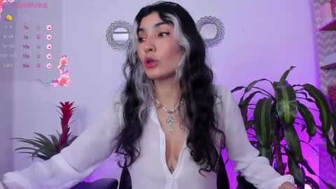 Snapshot of bella_thorne3 chatting on 02-09-25, 10:21 Bella online show from 02-09-25, 10:21