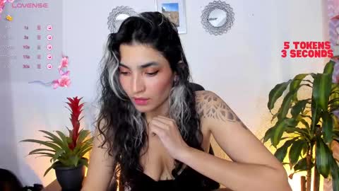 Snapshot of bella_thorne3 chatting on 02-15-25, 01:31 Bella online show from 02-15-25, 01:31