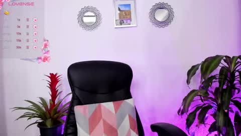 Snapshot of bella_thorne3 chatting on 03-04-25, 06:50 Bella online show from 03-04-25, 06:50