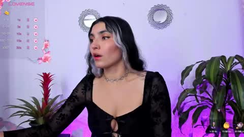 Snapshot of bella_thorne3 chatting on 03-07-25, 07:49 Bella online show from 03-07-25, 07:49