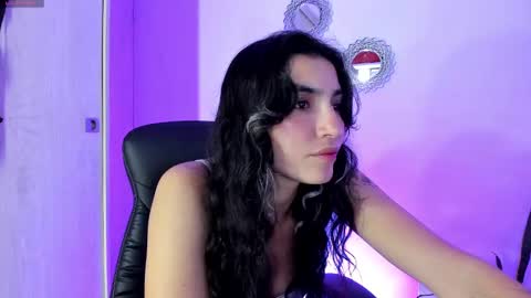 Snapshot of bella_thorne3 chatting on 10-08-25, 02:09 Bella online show from 10-08-25, 02:09