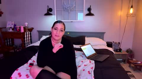 Snapshot of bellabeanz chatting on 02-20-25, 12:52 Roxy Rain online show from 02-20-25, 12:52