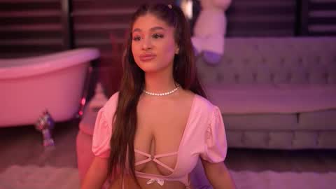 Snapshot of bellanoirre chatting on 10-31-25, 06:53 Bella online show from 10-31-25, 06:53