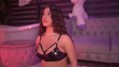 Snapshot of bellanoirre chatting on 12-05-25, 06:48 Bella online show from 12-05-25, 06:48