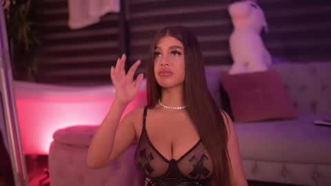 Snapshot of bellanoirre chatting on 12-15-25, 06:45 Bella online show from 12-15-25, 06:45