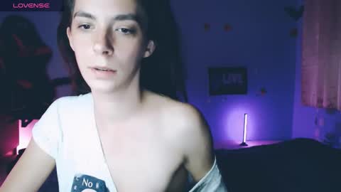 Snapshot of bellaqueen0701 chatting on 11-17-25, 09:42 bellaqueen0701 online show from 11-17-25, 09:42