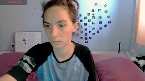 Snapshot of bellaqueen0701 chatting on 11-21-25, 10:03 bellaqueen0701 online show from 11-21-25, 10:03