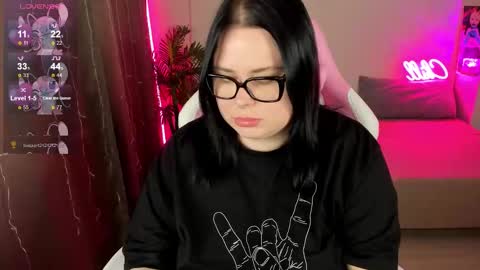 LinaBoo online show from 11-17-25, 05:13