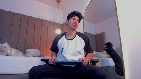 BENJAMIN online show from 05-10-26, 01:22