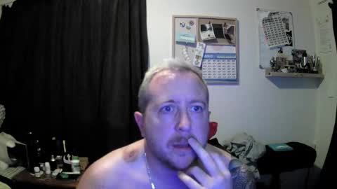 Snapshot of benjohny10 chatting on 12-18-25, 08:20 benzguy online show from 12-18-25, 08:20