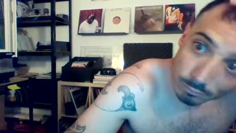 Snapshot of bennyhola chatting on 06-22-26, 10:45 BennyHola online show from 06-22-26, 10:45