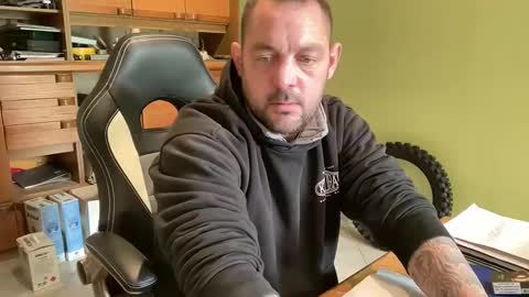 Snapshot of benochau chatting on 03-30-26, 02:51 benochau online show from 03-30-26, 02:51