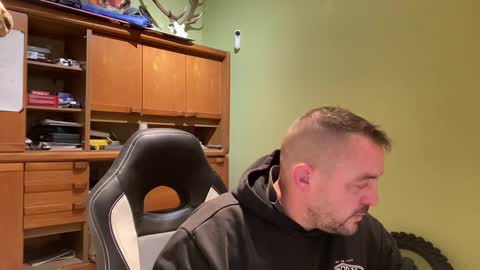 Snapshot of benochau chatting on 04-18-26, 04:16 benochau online show from 04-18-26, 04:16