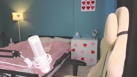 Snapshot of benty_bunny chatting on 02-18-25, 11:33 Alice online show from 02-18-25, 11:33