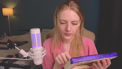 Snapshot of benty_bunny chatting on 03-08-25, 11:37 Alice online show from 03-08-25, 11:37