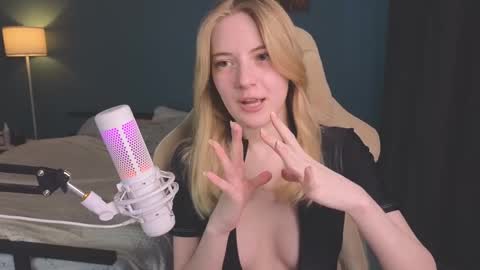 Snapshot of benty_bunny chatting on 03-12-25, 10:37 Alice online show from 03-12-25, 10:37